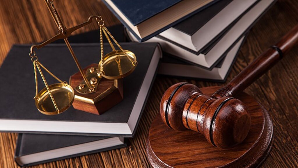 O Tribunal do Júri, palco de intensos debates e emoções à flor da pele, é o local onde são julgados os crimes dolosos contra a vida, como homicídio, tentativa de homicídio, aborto e infanticídio. Em Brasília, onde a justiça é exercida com rigor e imparcialidade, contar com uma advogada especialista em Tribunal do Júri é fundamental para garantir uma defesa justa e eficiente. Mas o que é exatamente o Tribunal do Júri? Como ele funciona? E qual a importância de ter uma advogada especialista em homicídios?