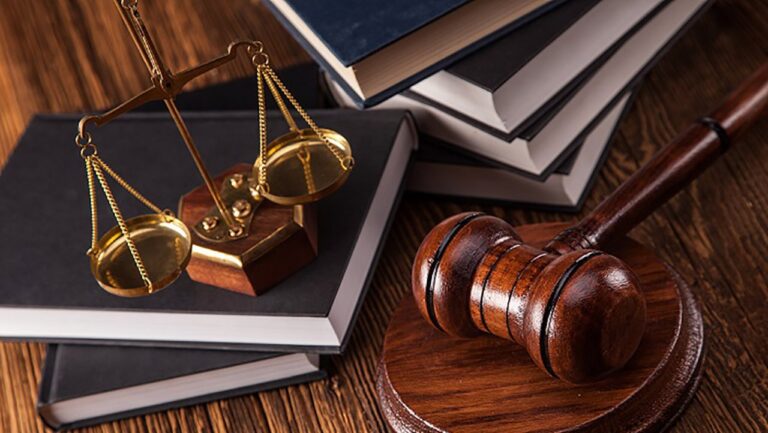 O Tribunal do Júri, palco de intensos debates e emoções à flor da pele, é o local onde são julgados os crimes dolosos contra a vida, como homicídio, tentativa de homicídio, aborto e infanticídio. Em Brasília, onde a justiça é exercida com rigor e imparcialidade, contar com uma advogada especialista em Tribunal do Júri é fundamental para garantir uma defesa justa e eficiente. Mas o que é exatamente o Tribunal do Júri? Como ele funciona? E qual a importância de ter uma advogada especialista em homicídios?