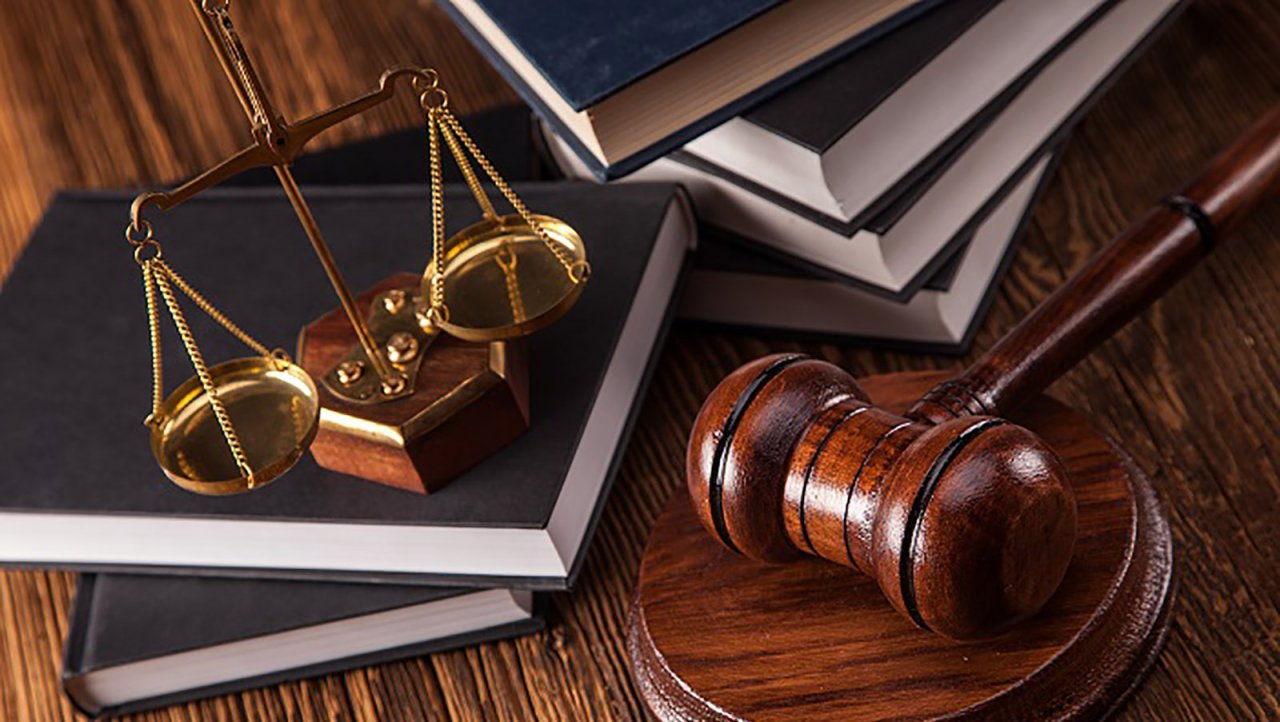 O Tribunal do Júri, palco de intensos debates e emoções à flor da pele, é o local onde são julgados os crimes dolosos contra a vida, como homicídio, tentativa de homicídio, aborto e infanticídio. Em Brasília, onde a justiça é exercida com rigor e imparcialidade, contar com uma advogada especialista em Tribunal do Júri é fundamental para garantir uma defesa justa e eficiente. Mas o que é exatamente o Tribunal do Júri? Como ele funciona? E qual a importância de ter uma advogada especialista em homicídios?